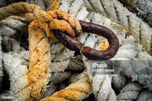 Photo libre de droit de Rusty Chaîne Et Vieille Corde banque d'images et plus d'images libres de droit de Blanc - Blanc, Chaîne, Corde