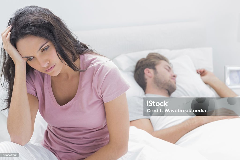 Mulher ansiosa Pensando em sua cama - Royalty-free Acordar Foto de stock