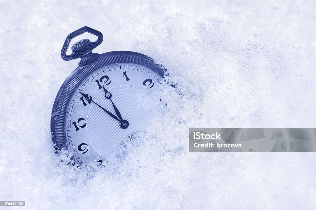 Reloj de bolsillo en la nieve, feliz Año Nuevo tarjeta de felicitación - Foto de stock de Nieve libre de derechos