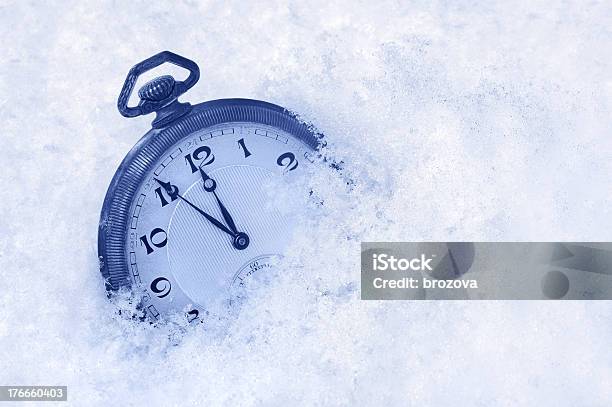 Reloj De Bolsillo En La Nieve Feliz Año Nuevo Tarjeta De Felicitación Foto de stock y más banco de imágenes de Nieve