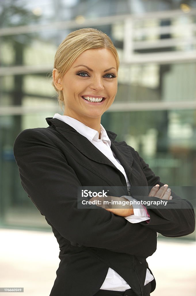 Hermosa mujer de negocios sonriendo al aire libre - Foto de stock de 20 a 29 años libre de derechos
