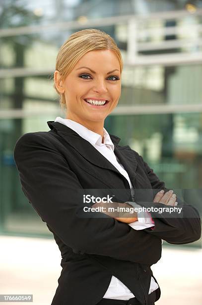 Hermosa Mujer De Negocios Sonriendo Al Aire Libre Foto de stock y más banco de imágenes de 20 a 29 años - 20 a 29 años, 25-29 años, 30-39 años