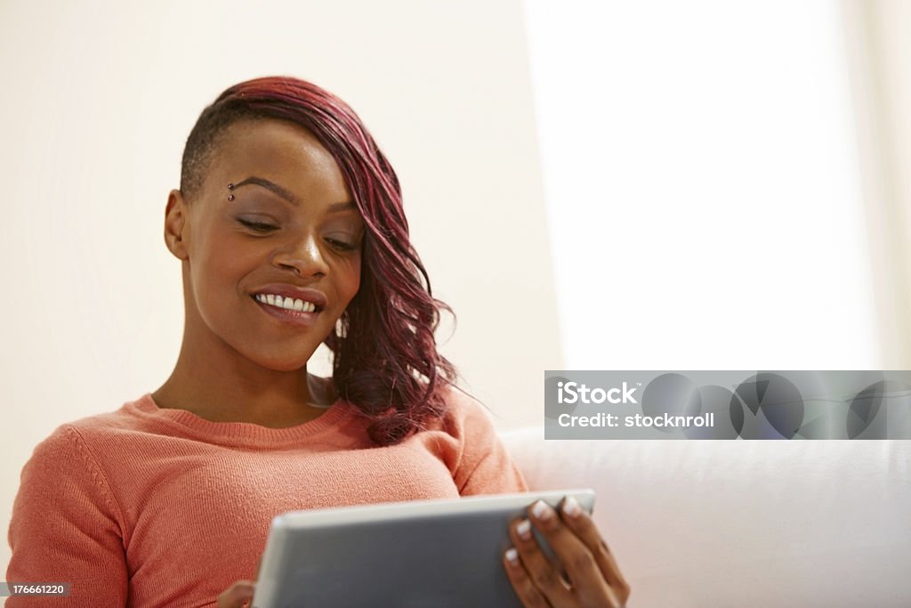 Giovane donna Afro-americana con digital tablet - Foto stock royalty-free di 20-24 anni
