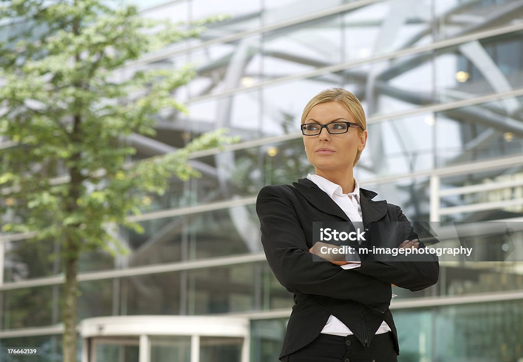 Mulher de negócios em pé ao ar livre independente - Foto de stock de Olhar Para o Outro Lado royalty-free