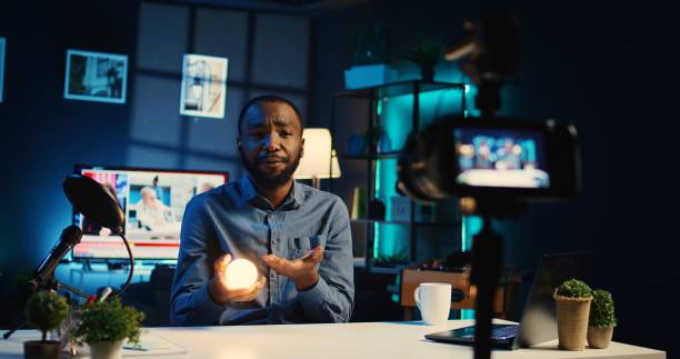 istock Influencer reviews smart light bulb 1766647118
