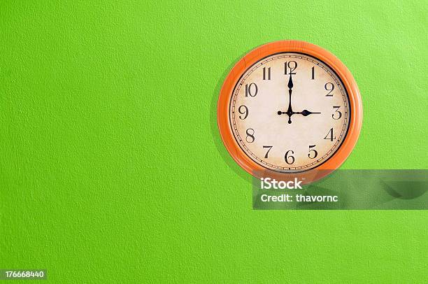 Uhr Mit 3 Uhr Auf Eine Grüne Wand Stockfoto und mehr Bilder von Arbeiten - Arbeiten, Auf die Uhr sehen, Aufwachen