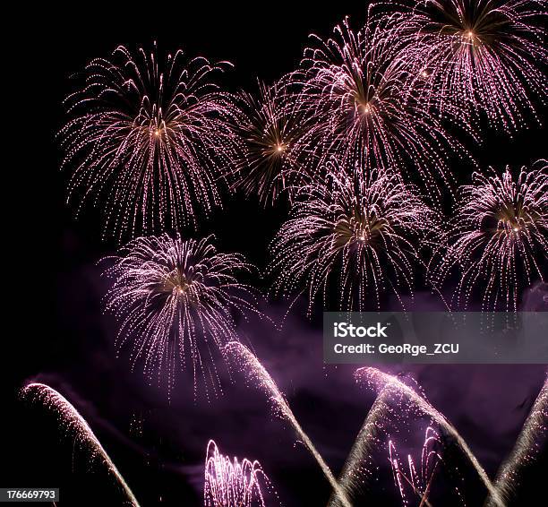 Feuerwerk Stockfoto und mehr Bilder von Beleuchtet - Beleuchtet, Bildhintergrund, Bunt - Farbton