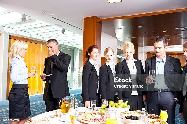 Grupo De Negocios Con Un Almuerzo Tipo Bufé Foto de stock y más banco de imágenes de Acontecimiento - Acontecimiento, Adulto, Adulto joven