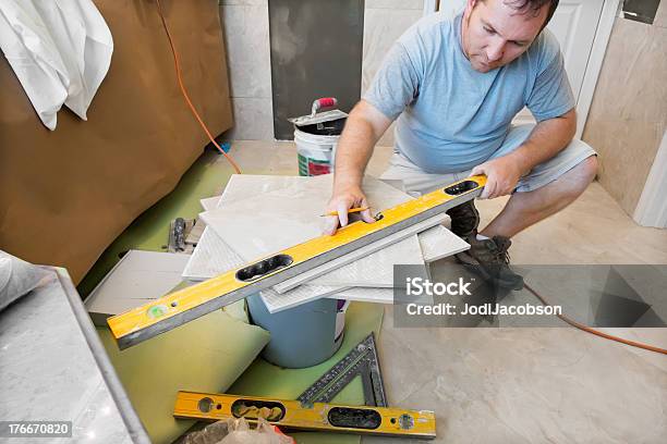 Foto de Contratado Com Azulejos De Ser Colocada Na Parede Do Banheiro e mais fotos de stock de Azulejo