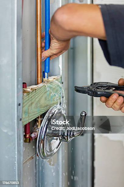 Klempner Installieren Installation Für Dusche Stockfoto und mehr Bilder von Dusche - Dusche, Klempner, Badezimmer