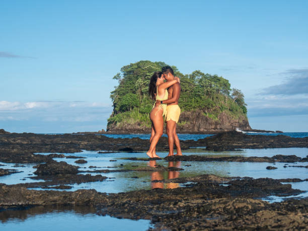 wielorasowa para obejmująca się na plaży w kostaryce - crc 32 zdjęcia i obrazy z banku zdjęć
