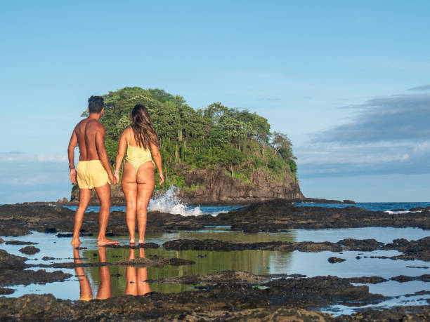 wielorasowa para relaksująca się na plaży w kostaryce - crc 32 zdjęcia i obrazy z banku zdjęć