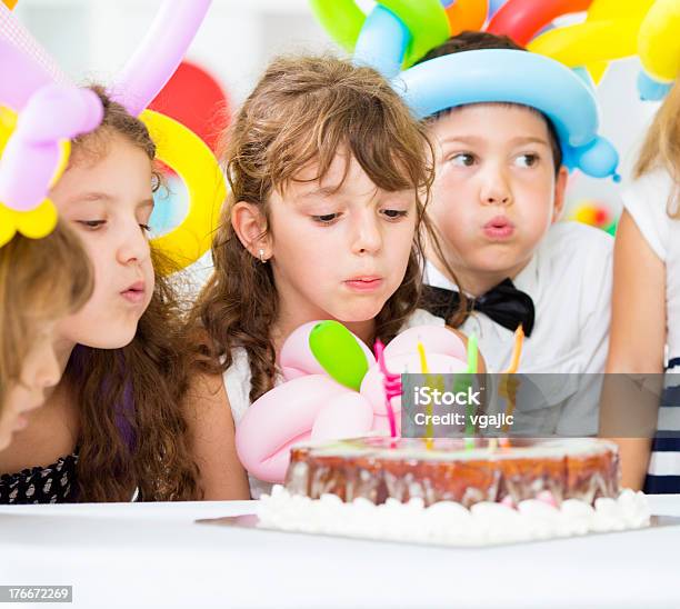 Radosny Dzieci Dmuchającego Świeczki Urodzinowe - zdjęcia stockowe i więcej obrazów 6-7 lat - 6-7 lat, Balon, Biały
