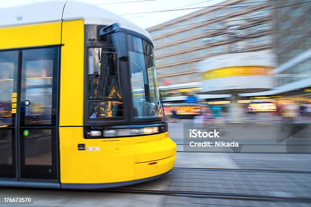 黄色路面電車の乗り換え - アクションショットのストックフォトや画像を多数ご用意 - アクションショット, アレクサンダープラッツ, ケーブル線