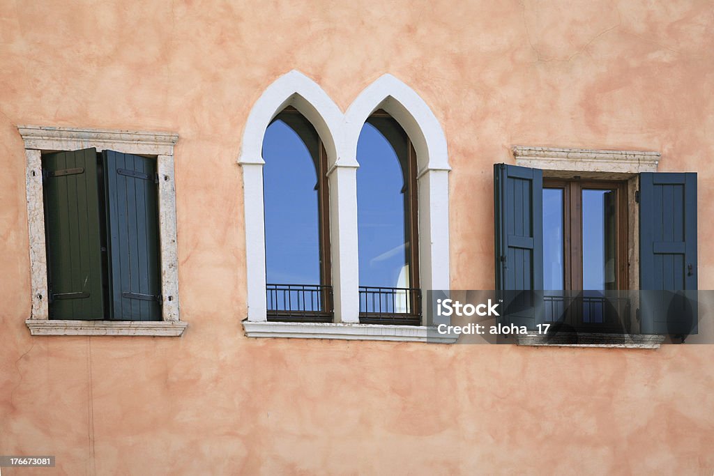 Antigua casa de estilo italiano, con ventanas frontal - Foto de stock de Aire libre libre de derechos