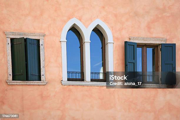Antigua Casa De Estilo Italiano Con Ventanas Frontal Foto de stock y más banco de imágenes de Aire libre