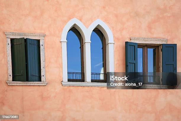 Velho Estilo Italiano Casa Frente Com Windows - Fotografias de stock e mais imagens de Antigo - Antigo, Antiguidade, Ao Ar Livre