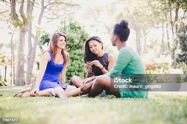 Tres Mujeres Jóvenes Relajante En El Parque Foto de stock y más banco de imágenes de 18-19 años - 18-19 años, 20 a 29 años, 20-24 años