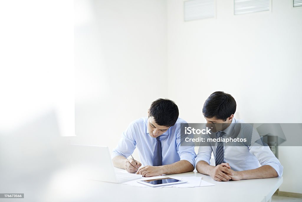 Hombres en oficina - Foto de stock de 20-24 años libre de derechos