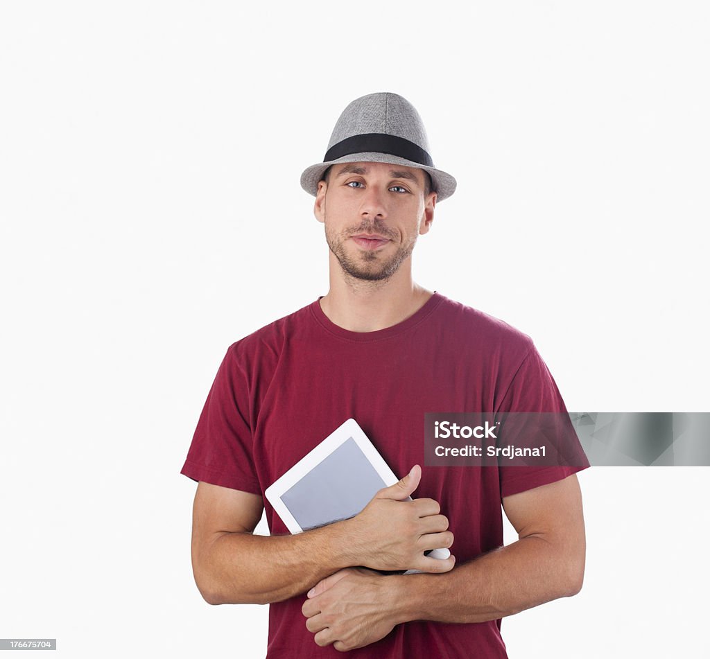 Bel homme avec un chapeau, huging tablette PC - Photo de D'ascendance européenne libre de droits
