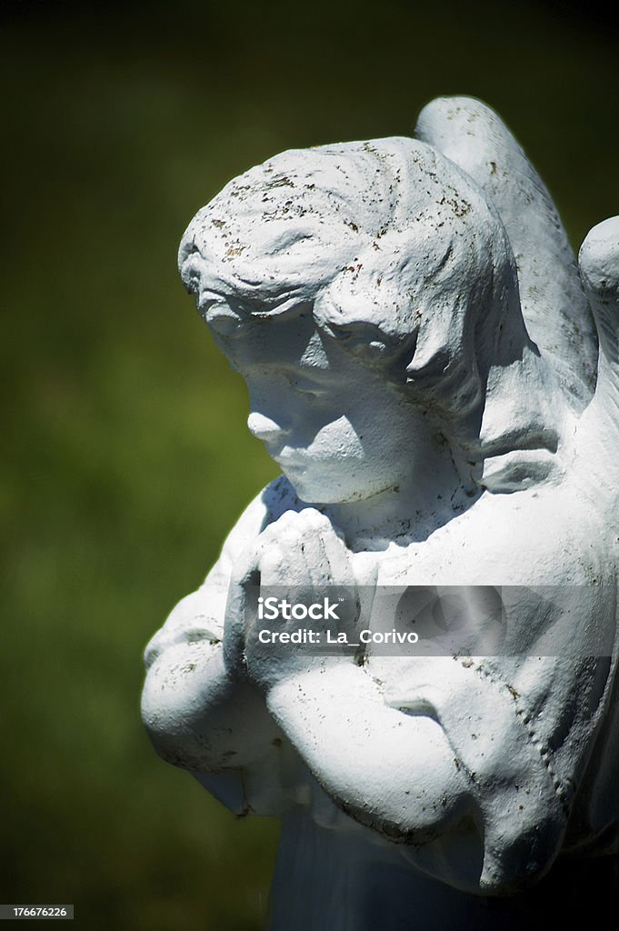 Bela estátua do anjo de oração - Foto de stock de Anjo royalty-free