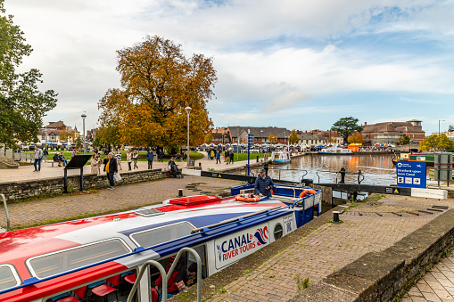 Stratford-Upon-Avon, UK. Sunday 29 October 2023. Tourists on a barge at a lock on the Stratford Canal and River Avon