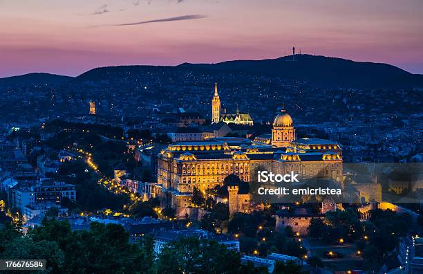 Palácio Real De Buda À Noite Em Budapeste - Fotografias de stock e mais imagens de Ao Ar Livre - Ao Ar Livre, Arquitetura, Barroco