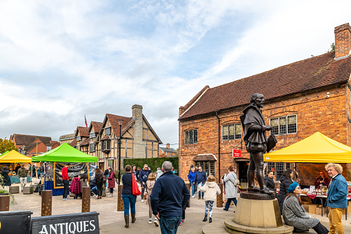 Stratford-Upon-Avon, UK. Sunday 29 October 2023. People look around a busy food festival in Stratford-Upon-Avon.