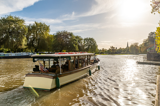 Stratford-Upon-Avon, UK. Sunday 29 October 2023. Small tourist ferry on the River Avon in Stratford-Upon-Avon.