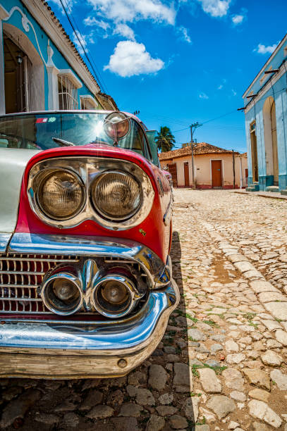 dettaglio di un'auto d'epoca in una strada di trinidad a cuba - taxi retro revival havana car foto e immagini stock
