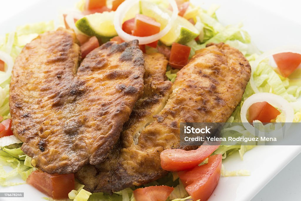Tilápia e salada - Foto de stock de Frito royalty-free