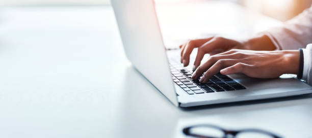 Hands, laptop and a business woman typing on space in the office while working on a report or research. Computer, mockup and flare with a professional employee closeup at a desk in the workplace manos, computadora portátil y una mujer de negocios escribiendo en el espacio de la oficina mientras trabaja en un informe o investigación. computadora, maqueta y bengala con un primer plano de empleado profesional en un escritorio en el lugar de trabajo