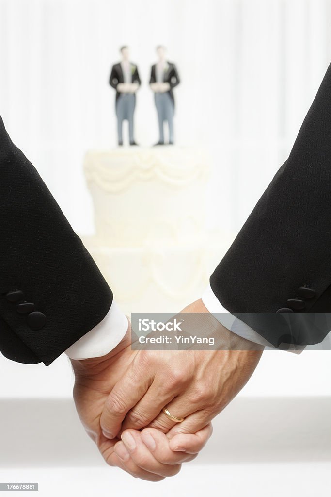 Же секс браке с двумя мужчинами перед Свадебный торт - Стоковые фото Белый роялти-фри