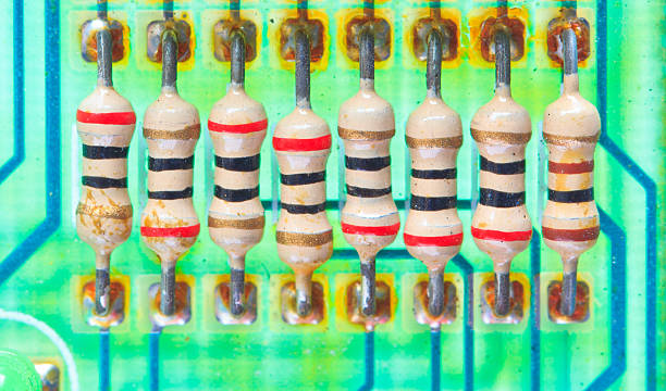 résistance électrique des composants électroniques montée sur un motherboard - circuit board computer chip mother board electrical component photos et images de collection