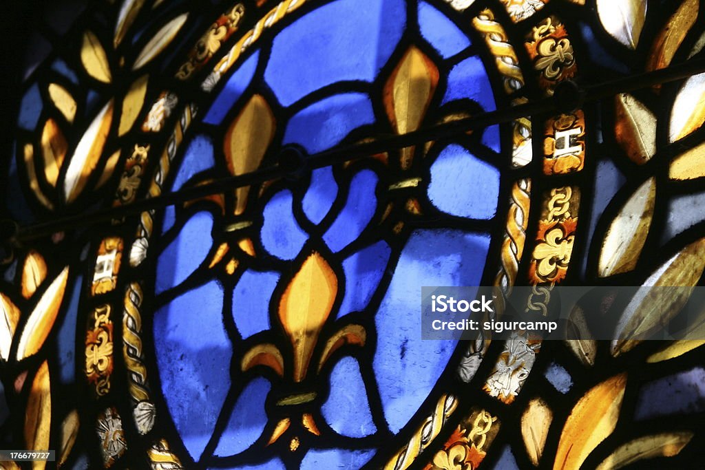 Les fenêtres aux vitres teintées, France - Photo de Basilique libre de droits