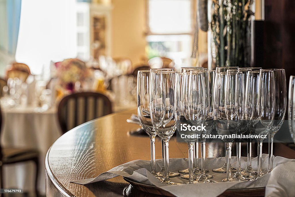 interior del Mediterráneo-mesa con gafas - Foto de stock de Alimento libre de derechos