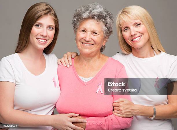 Mujer Con Cinta Rosa Foto de stock y más banco de imágenes de Concienciación sobre el cáncer de mama - Concienciación sobre el cáncer de mama, Mujeres, Retrato