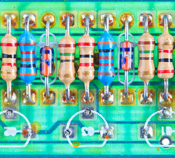 résistance électrique des composants électroniques montée sur un motherboard - circuit board computer chip mother board electrical component photos et images de collection