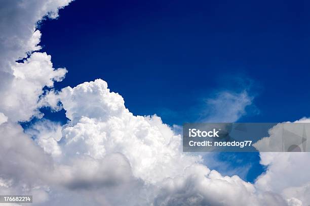 Foto de Nuvens e mais fotos de stock de Azul - Azul, Beleza natural - Natureza, Branco