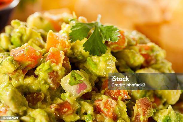 Pyszne Organicznych Guacamole I Chipsy Tortilla - zdjęcia stockowe i więcej obrazów Awokado - Awokado, Bez ludzi, Cebula