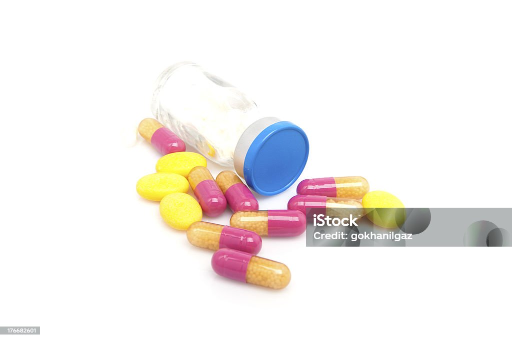 Pillole che riempiono un barattolo di vetro - Foto stock royalty-free di Alimentazione sana