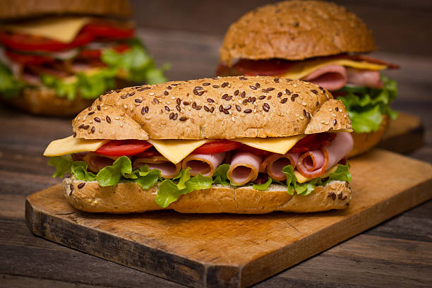 sandwiches sur la table en bois - bun salad ham rolled up photos et images de collection