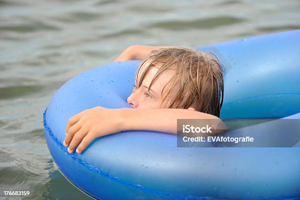 Chłopiec Pływająca - zdjęcia stockowe i więcej obrazów 10-11 lat - 10-11 lat, 14-15 lat, Blond włosy