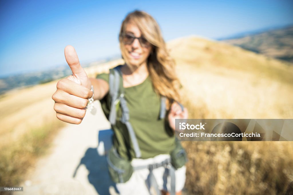 Junge italienische Frau Spaziergänge in der Natur - Lizenzfrei Abenteuer Stock-Foto