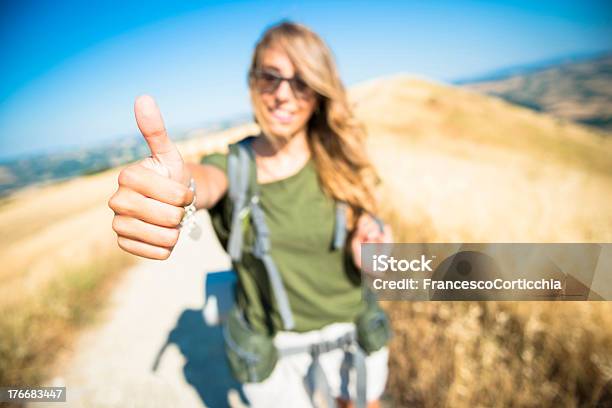 Junge Italienische Frau Spaziergänge In Der Natur Stockfoto und mehr Bilder von Abenteuer - Abenteuer, Aktiver Lebensstil, Aktivitäten und Sport