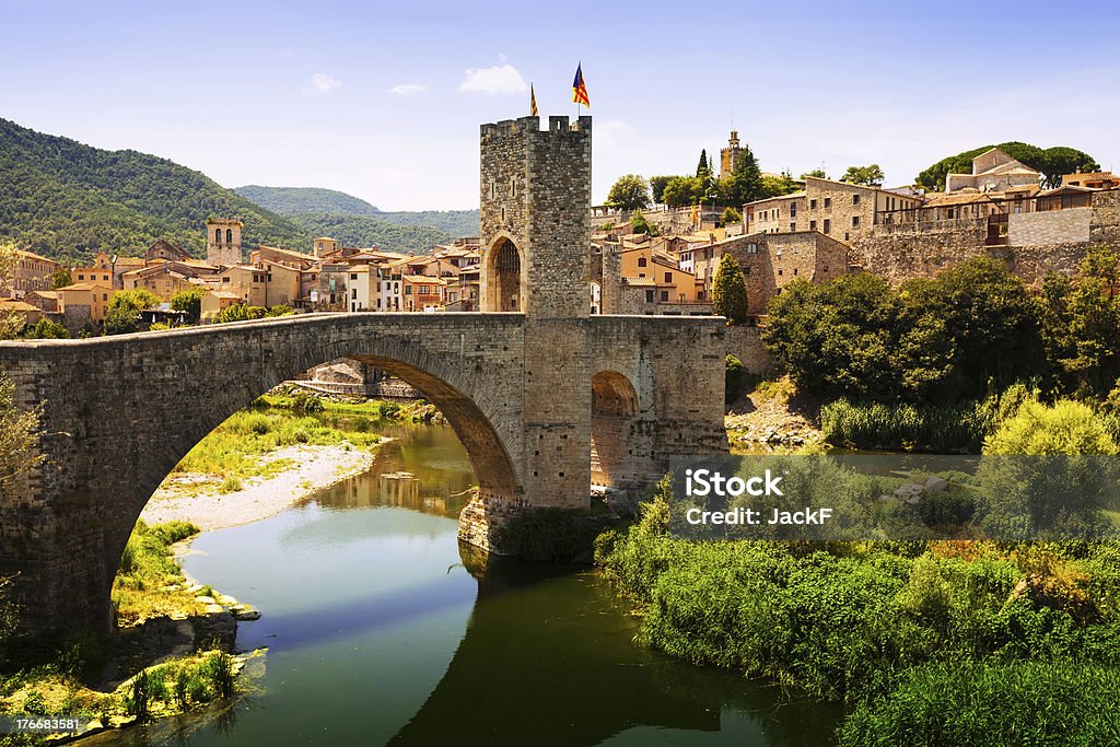 Pont de porte antique médiévale - Photo de Besalu libre de droits