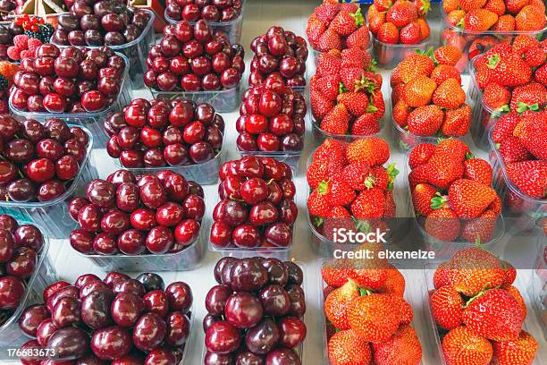 Kirsche Und Erdbeere Fruitbowles Stockfoto und mehr Bilder von Beere - Obst - Beere - Obst, Dessert, Erdbeere