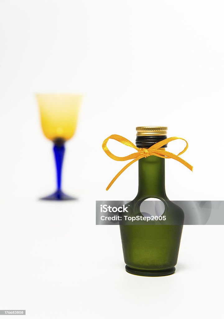 Zoom in verde bottiglia di whisky di vetro con sfocatura - Foto stock royalty-free di Alcolismo