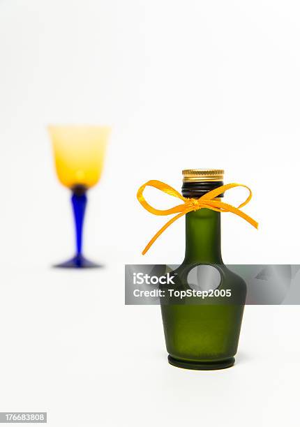 Foto de Zoom De Verde Garrafa De Uísque Com Desfoque De e mais fotos de stock de Alcoolismo - Alcoolismo, Bêbado, Copo