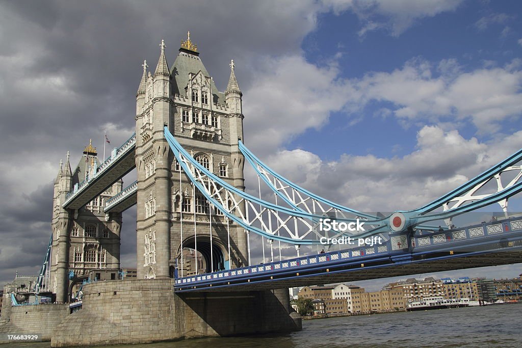 Nubes oscuras sobre el puente de la Torre, Londres - Foto de stock de Aire libre libre de derechos